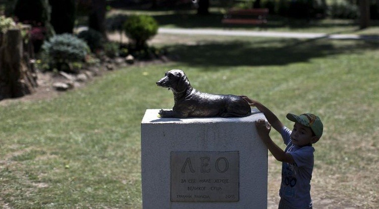Testiment Of Love: This Memorial Statue Honors A Heroic Dog That Saved A Girls Life