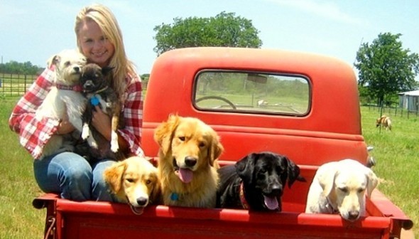 Miranda Lambert with dogs